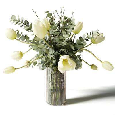 玻璃花瓶里的桉树和郁金香花束
